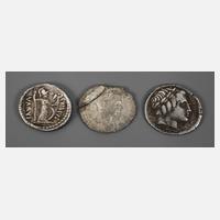 Drei antike römische Münzen111