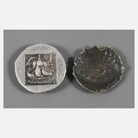 Zwei antike Silbermünzen111