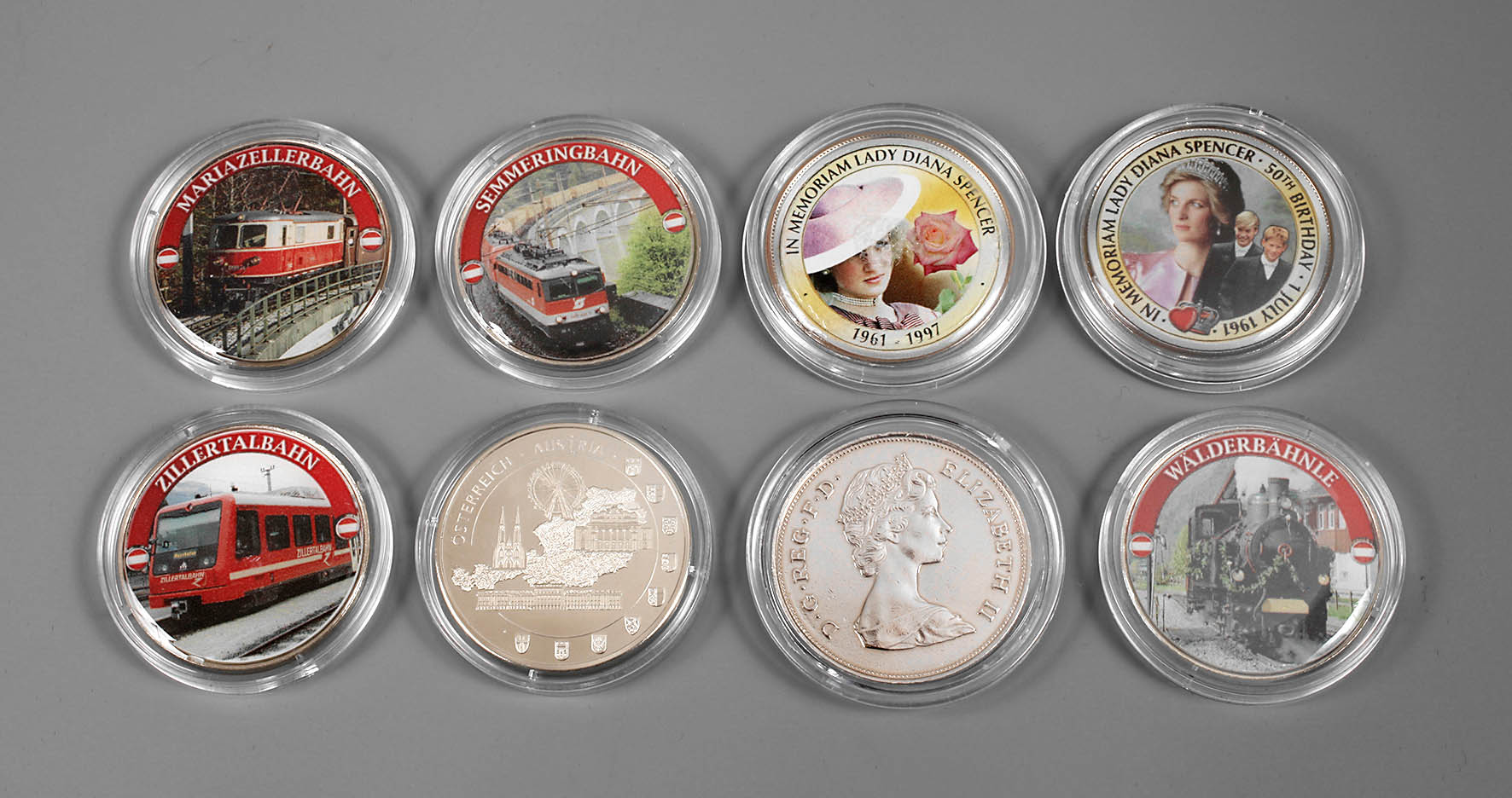 Acht kolorierte Medaillen