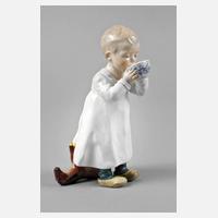 Meissen ”Kind, aus einer Tasse trinkend”111