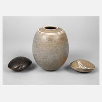 Antje Wiewinner Vase und zwei Keramikobjekte111