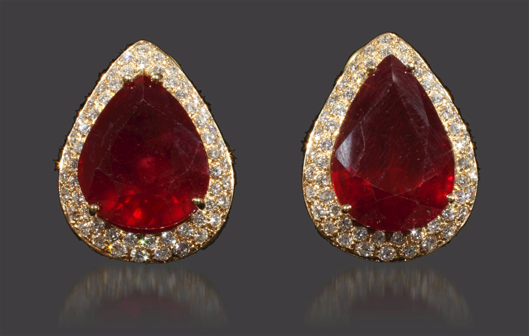 Paar Ohrringe mit Rubinen und Brillanten