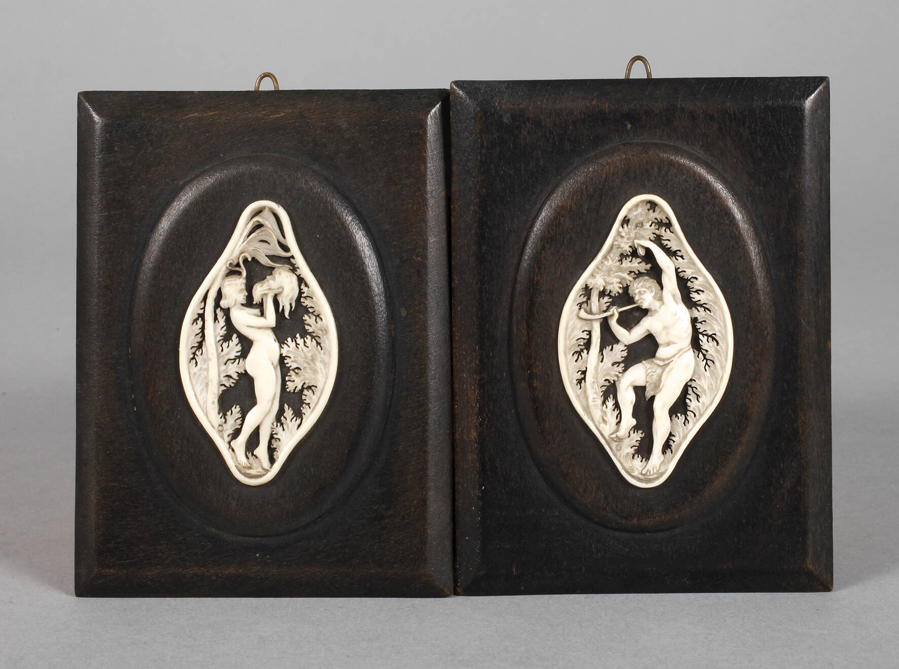 Zwei Elfenbeinschnitzereien