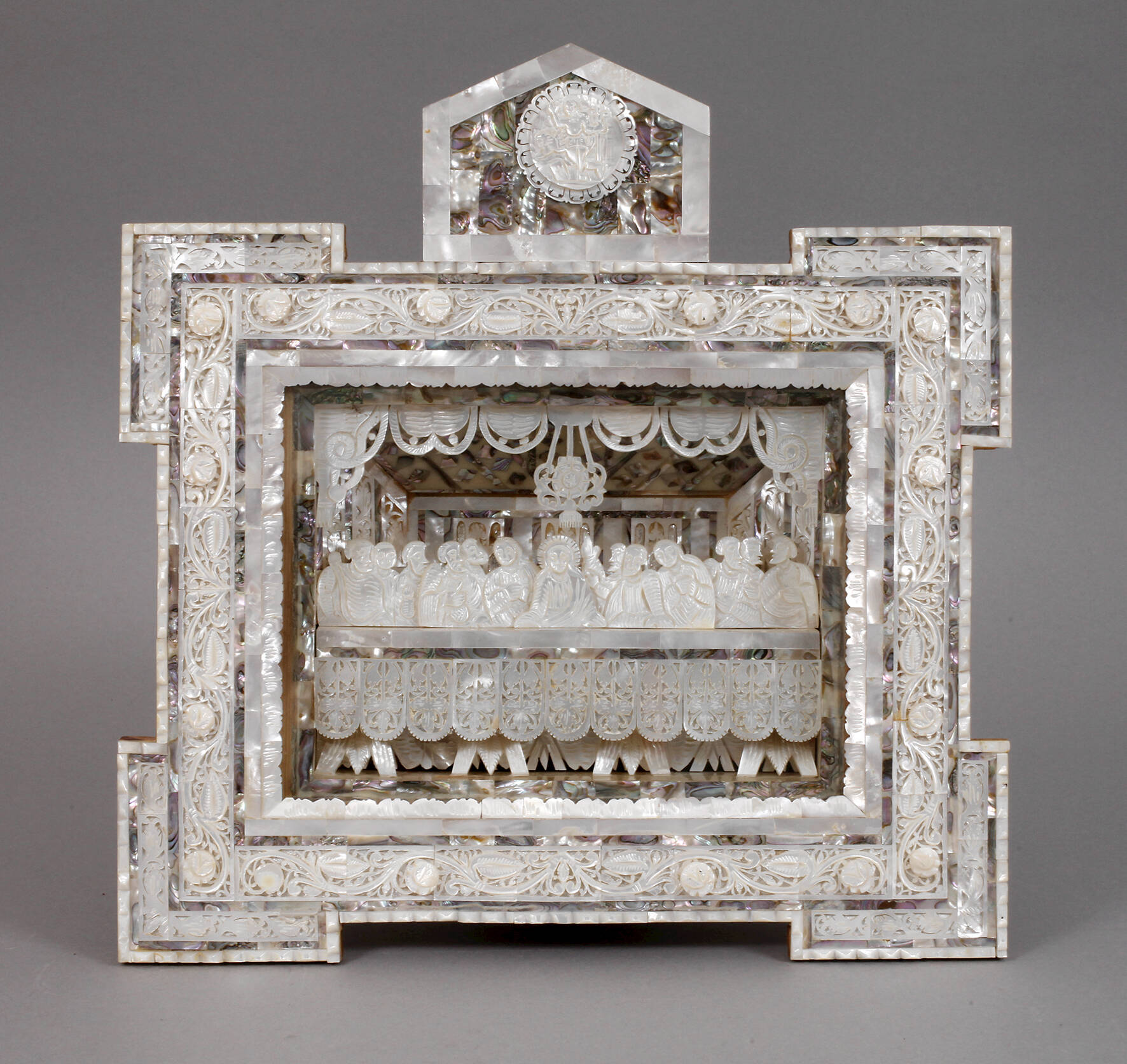 Große Perlmuttschnitzerei