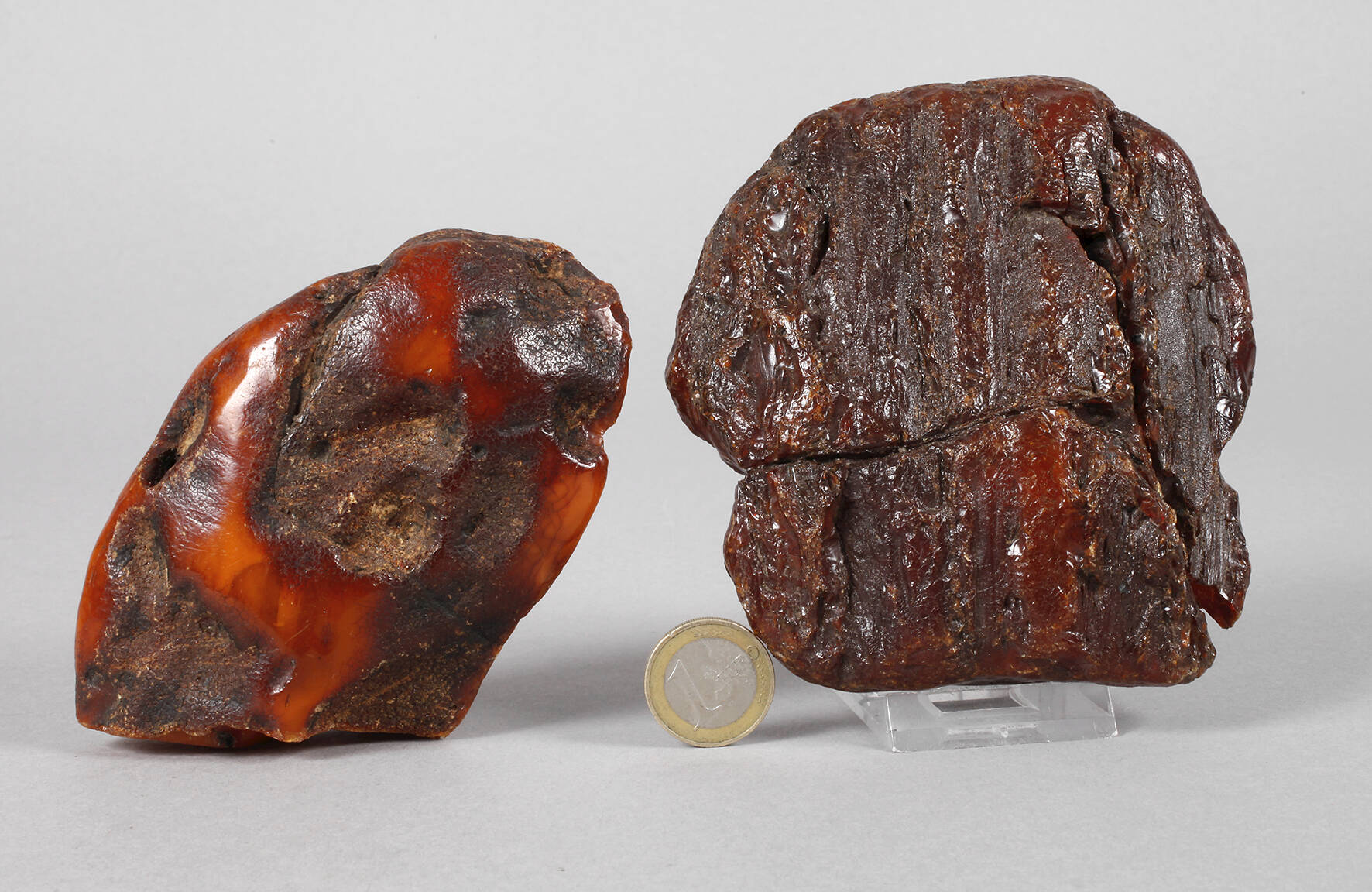 Zwei große Naturbernsteine