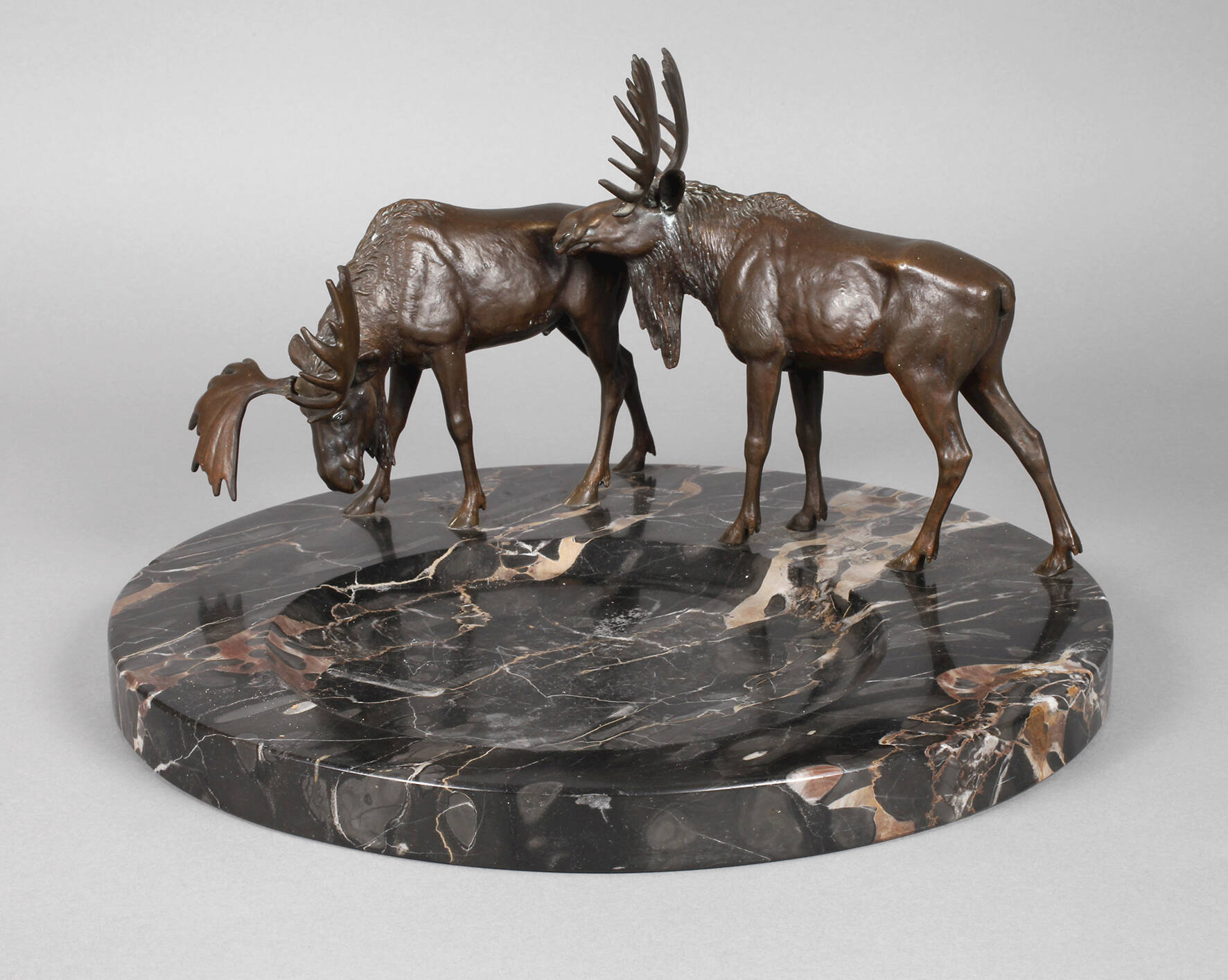 Große figürliche Marmorschale