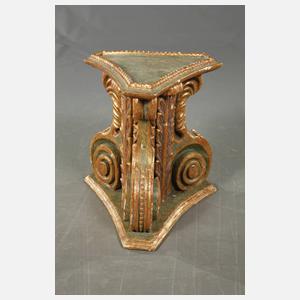 Geschnitztes Postament