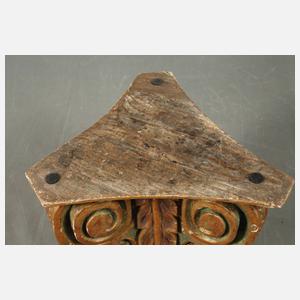 Geschnitztes Postament