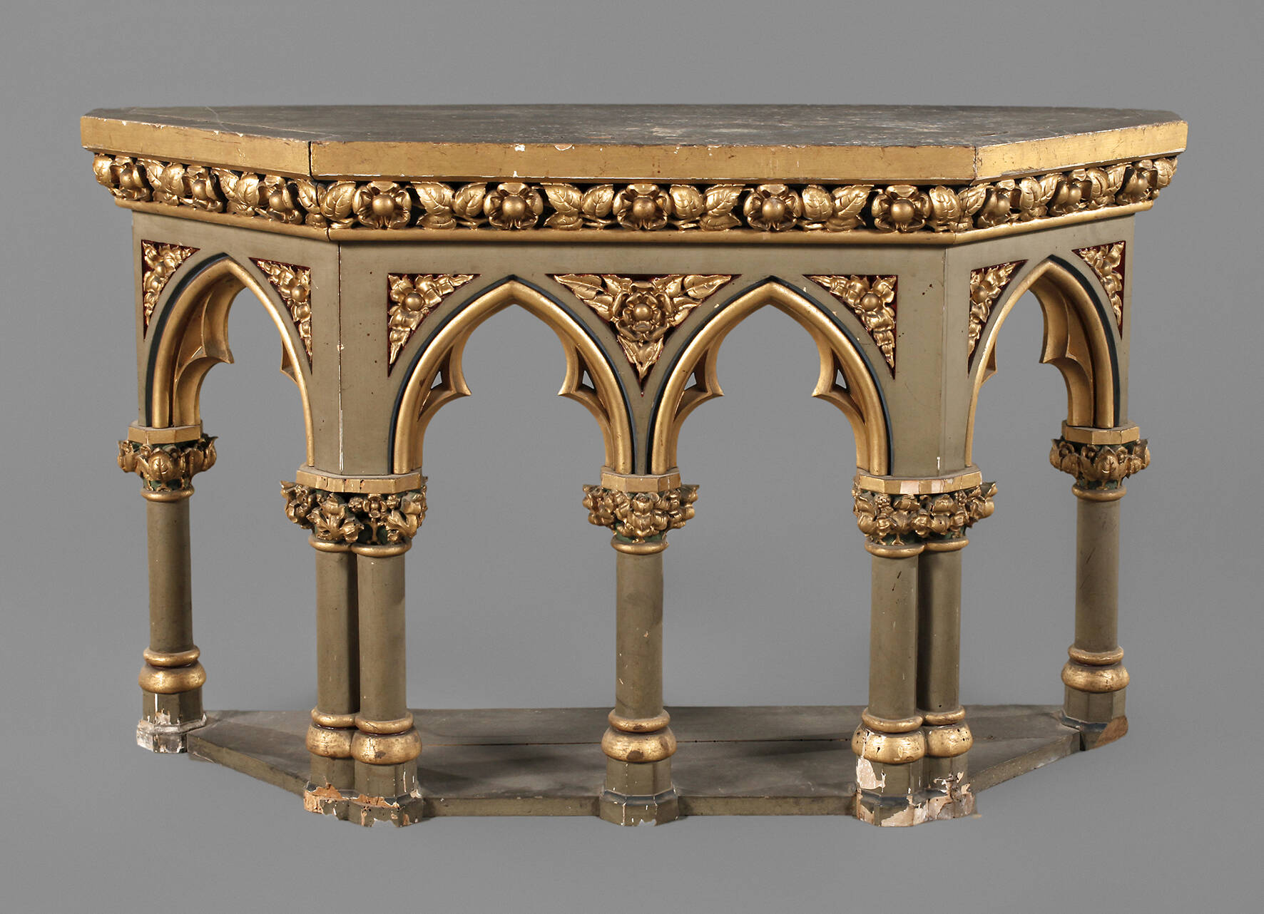 Neogotischer Aufsatz