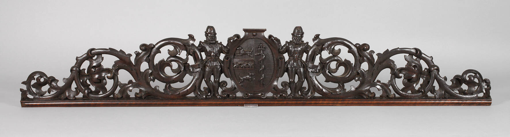 Geschnitzte Supraporte