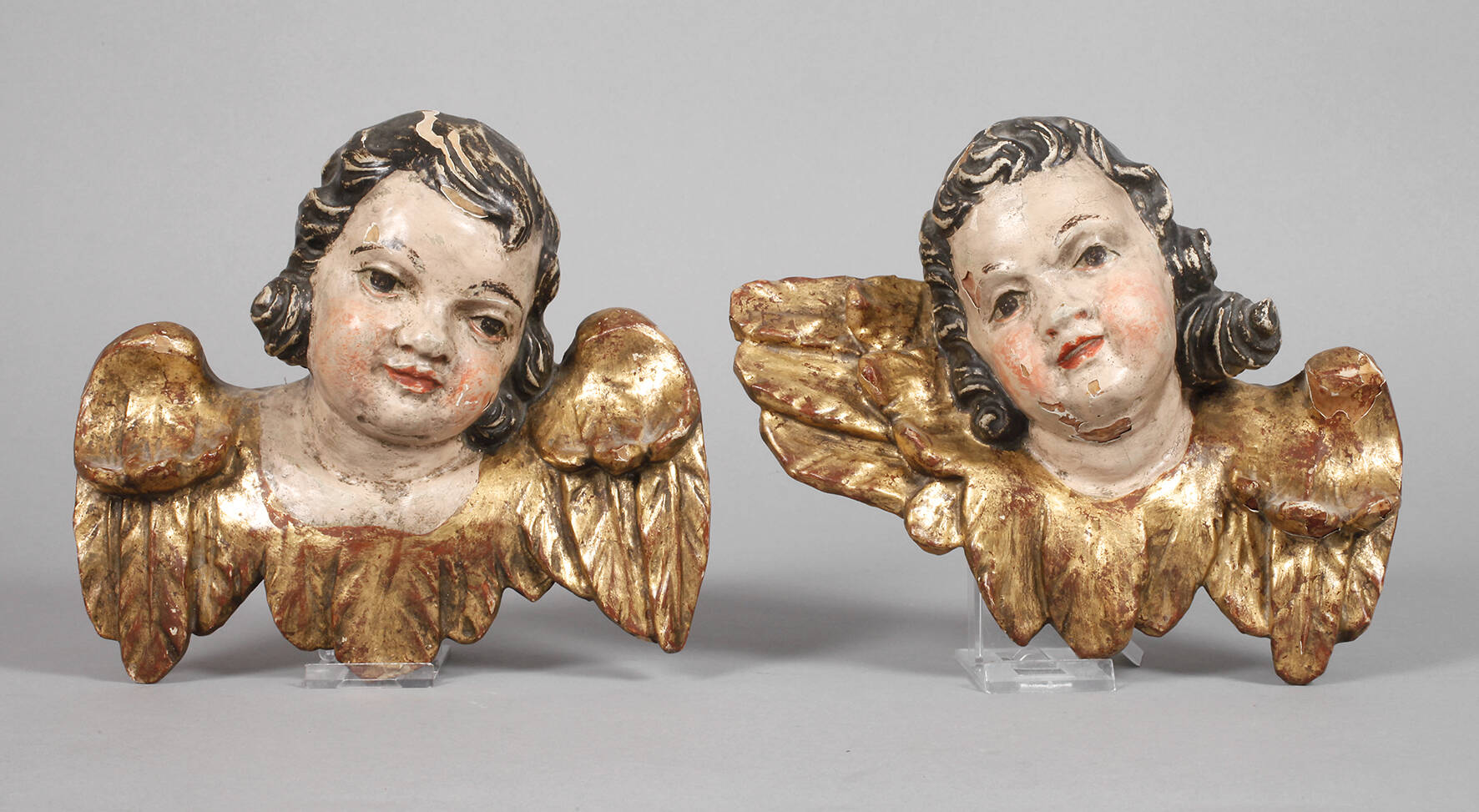 Paar geschnitzte Engelsköpfe