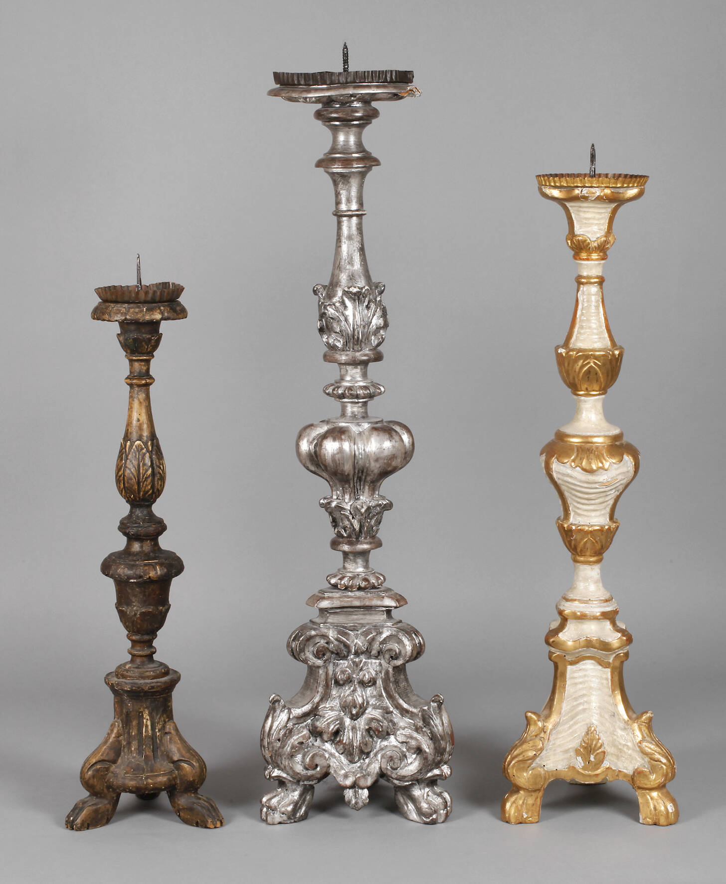 Drei geschnitzte Altarleuchter