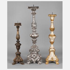 Drei geschnitzte Altarleuchter