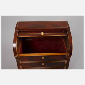 Schatulle in Form eines Miniaturmöbels