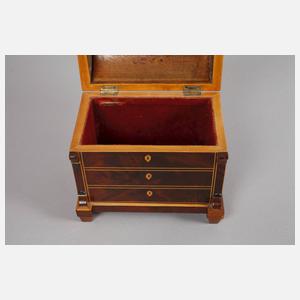 Schatulle in Form eines Miniaturmöbels