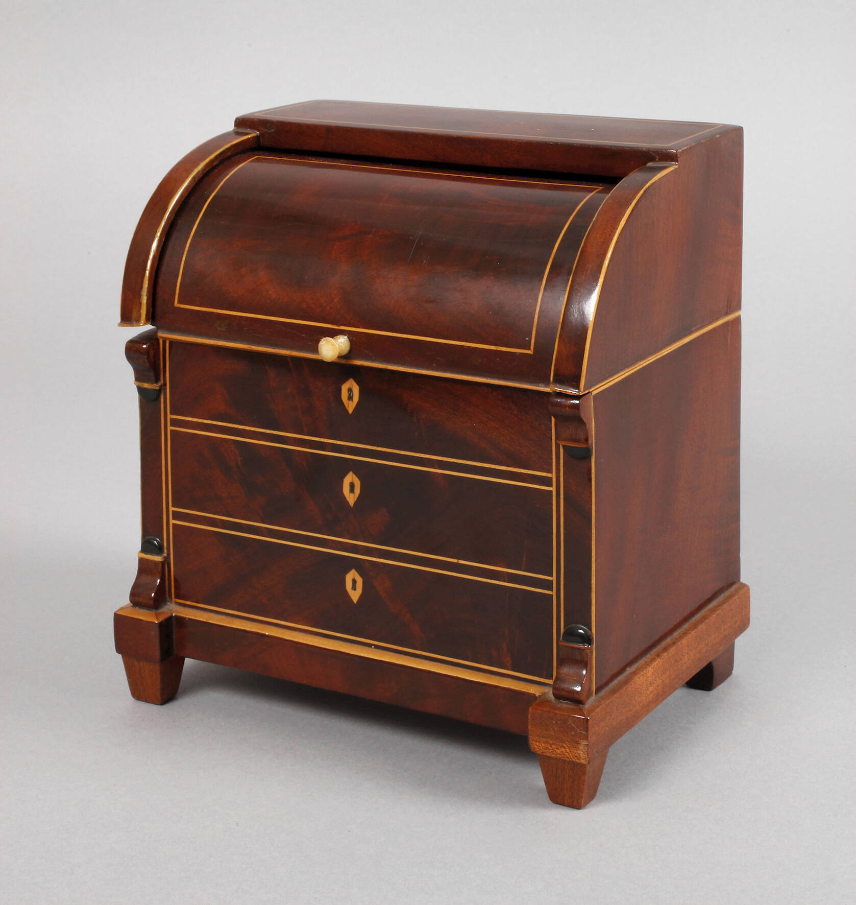 Schatulle in Form eines Miniaturmöbels