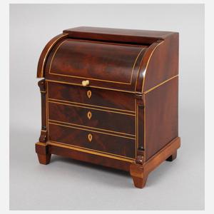 Schatulle in Form eines Miniaturmöbels