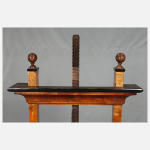 Große dekorative Buchpresse