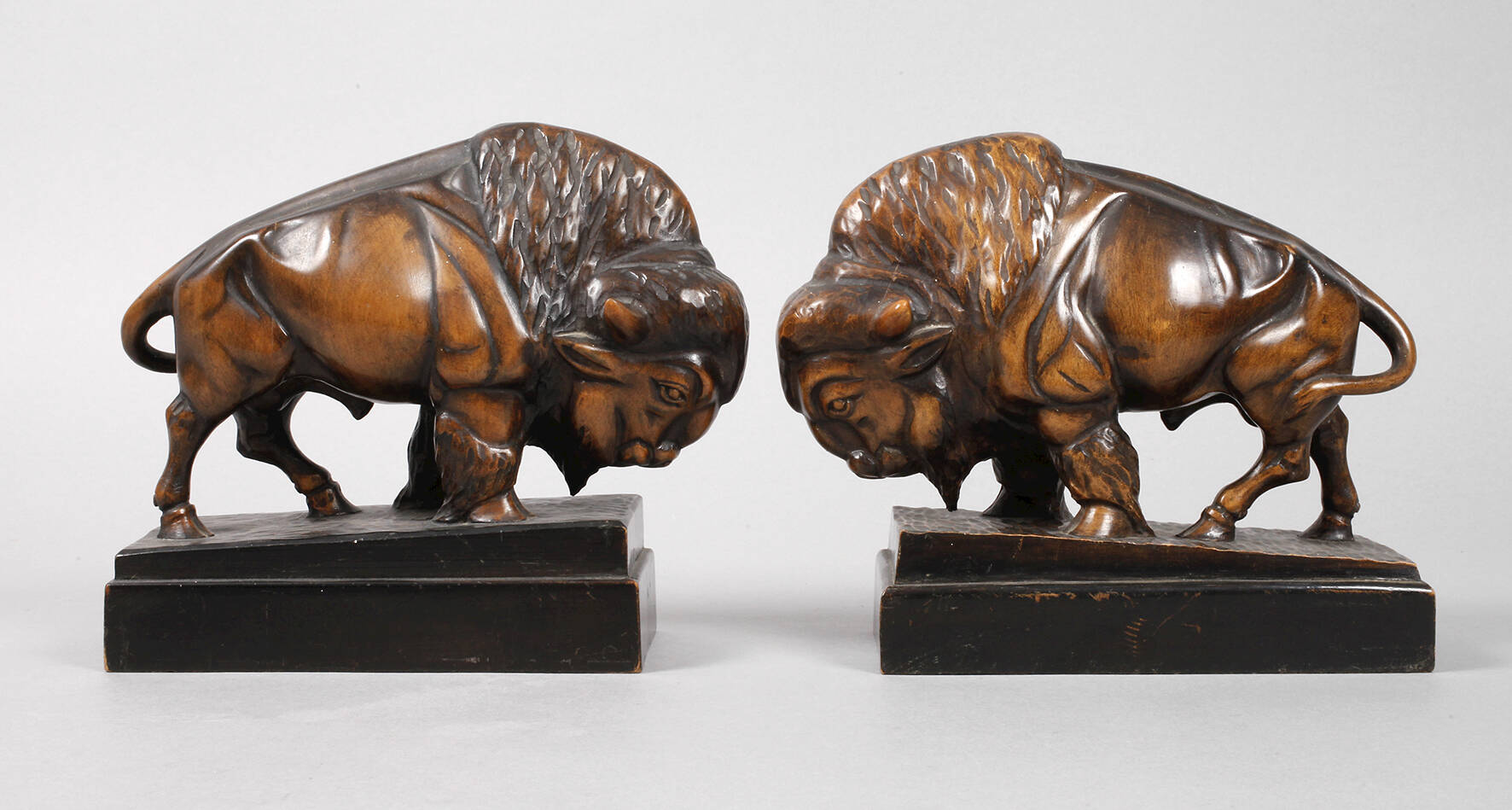 Paar geschnitzte Buchstützen