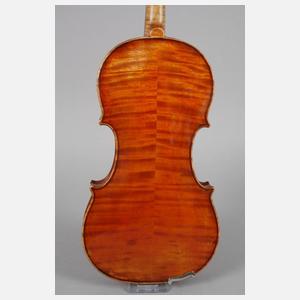 Violine Antoniazzi im Etui