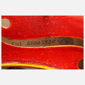 Meistervioline Albin Höllinger im Etui