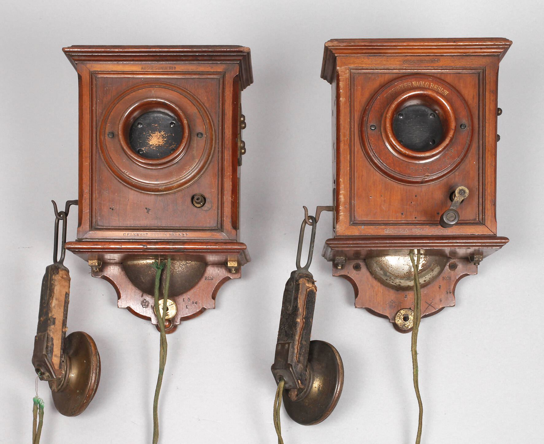 Zwei Wandtelefone
