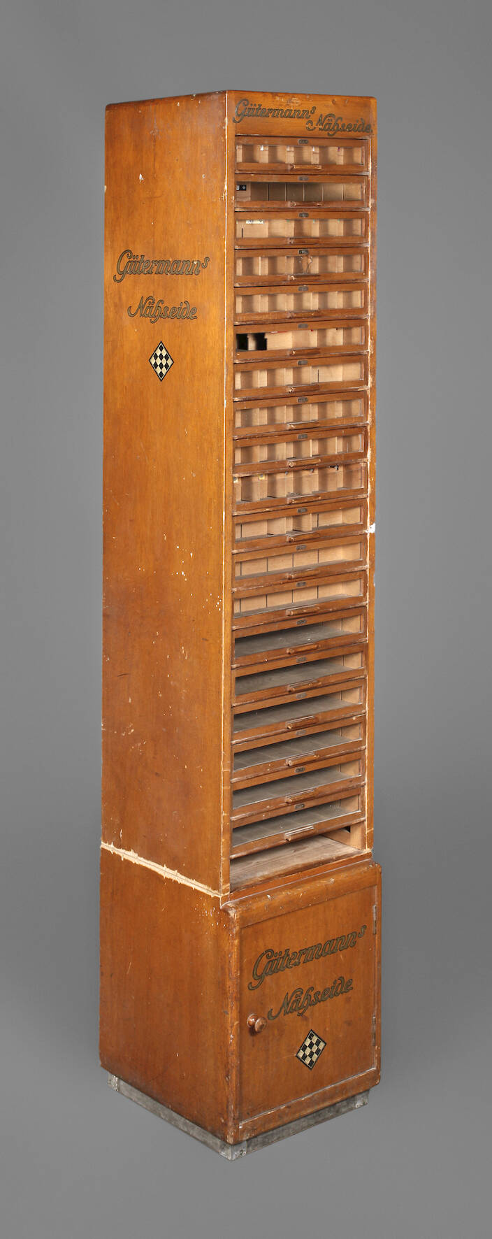 Gütermanns-Nähgarn-Vitrine