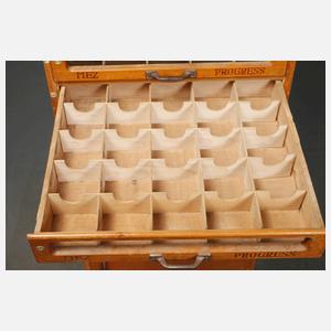 Werbeschrank für Nähgarn