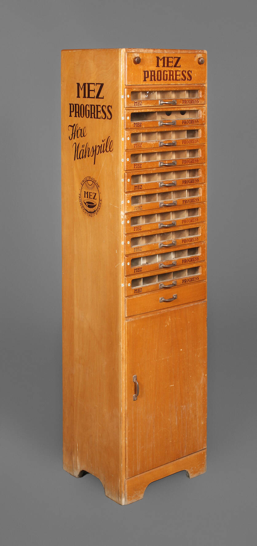 Werbeschrank für Nähgarn