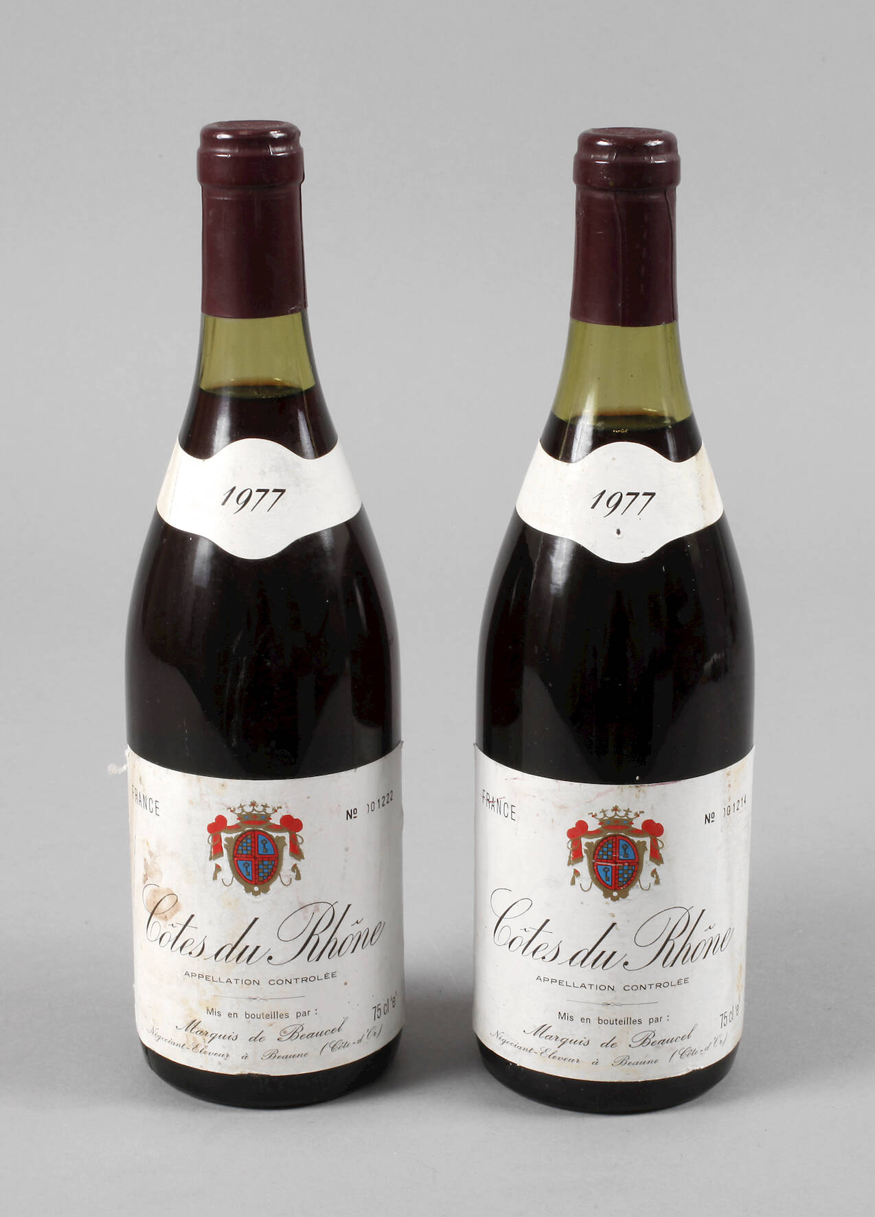 Zwei Flaschen Rotwein