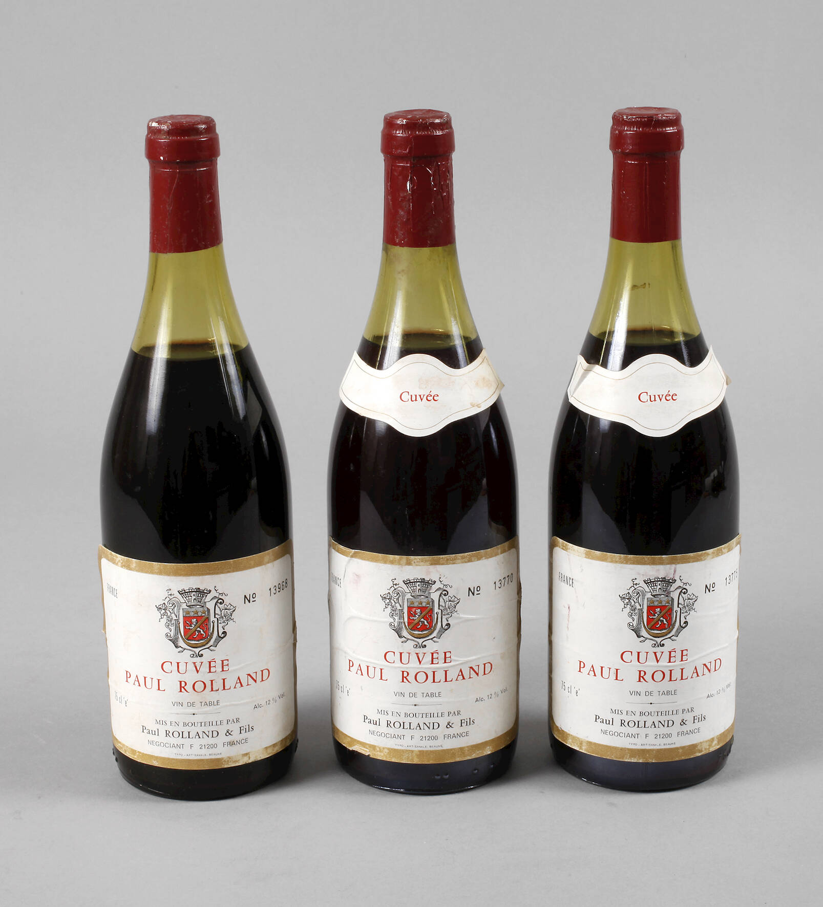 Drei Flaschen Rotwein