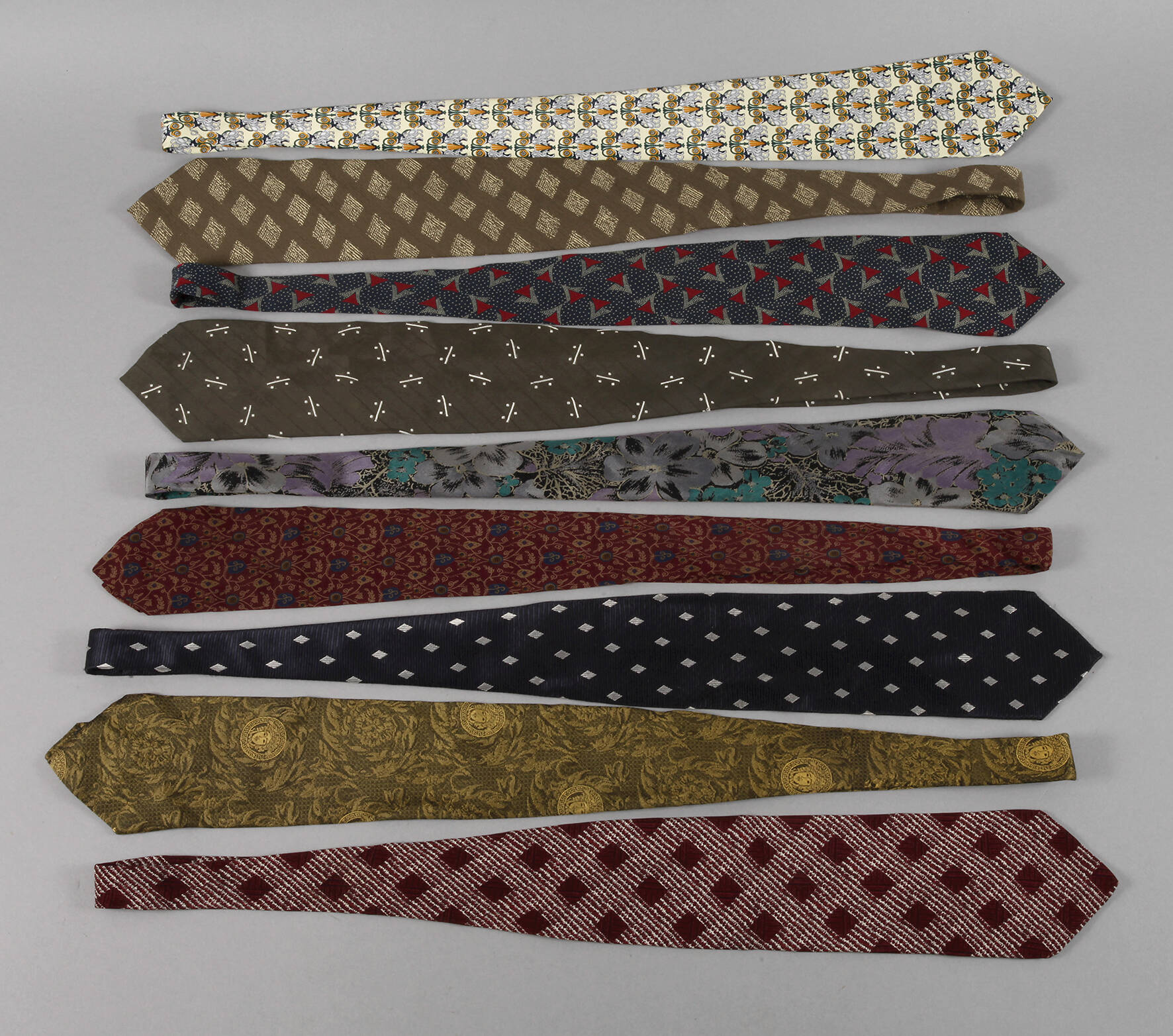 Neun Designerkrawatten