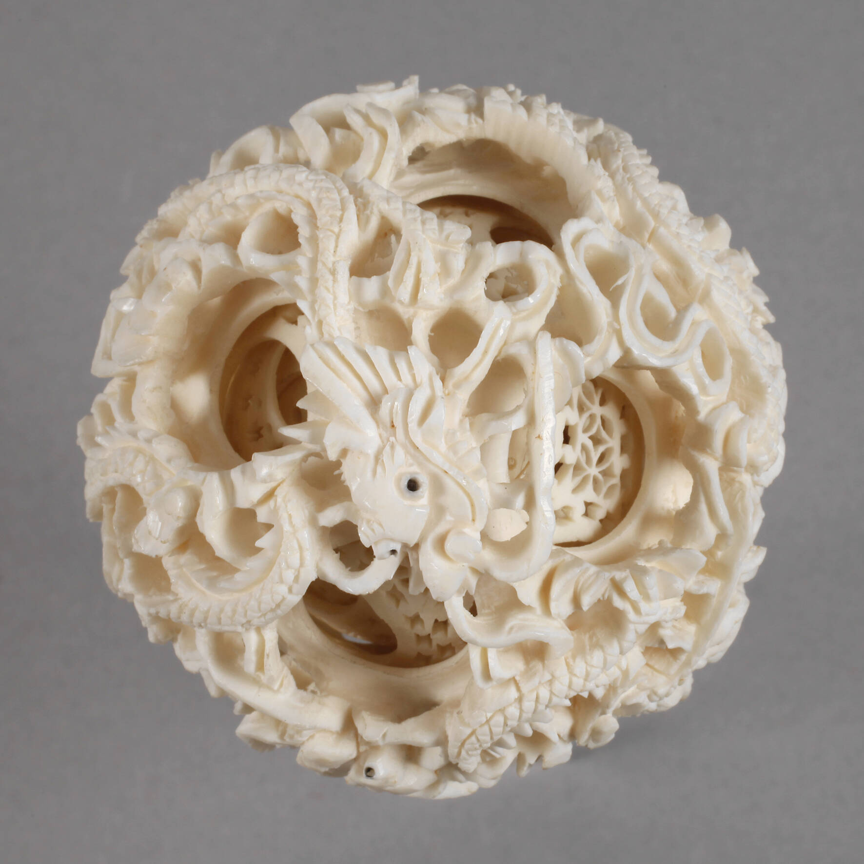 Elfenbein Kugel-in-Kugel