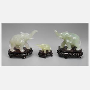 Drei Steinschnitzereien