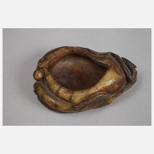 Drei Steinschnitzereien