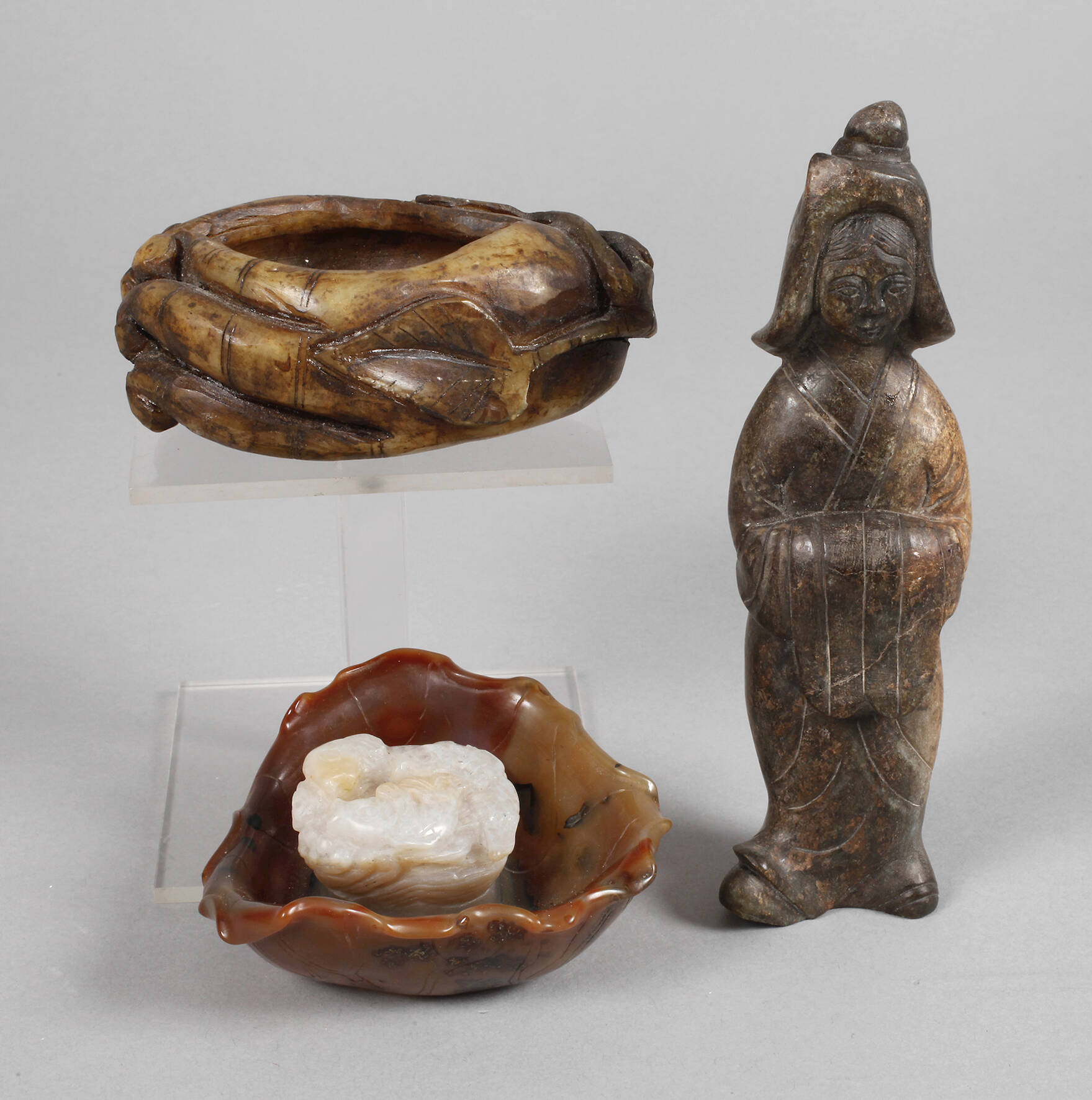 Drei Steinschnitzereien