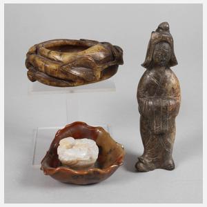 Drei Steinschnitzereien