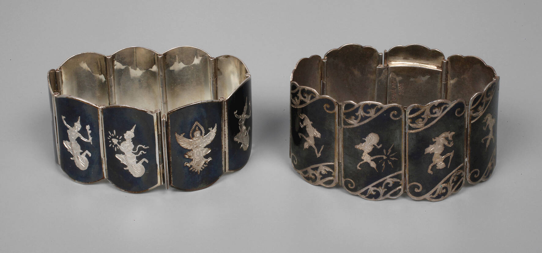 Zwei Armbänder in Niello-Technik