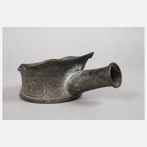 Zwei historische Bügeleisen