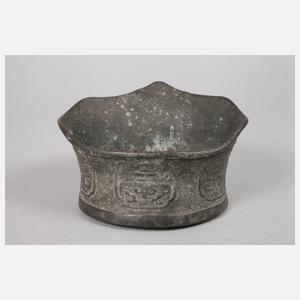 Zwei historische Bügeleisen