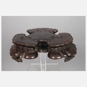 Zwei geschnitzte Sockel