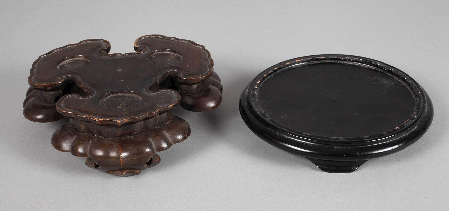 Zwei geschnitzte Sockel