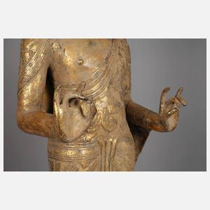 Großer stehender Buddha