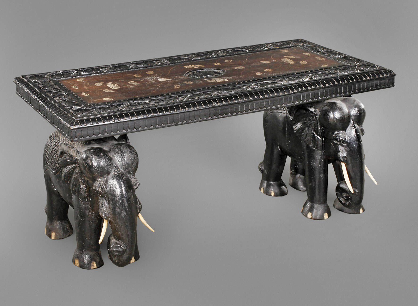 Figürliche Sitzbank