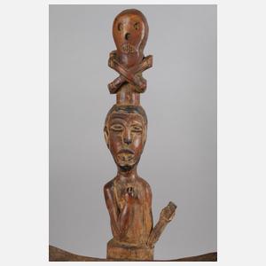 Holzfigur als Hocker