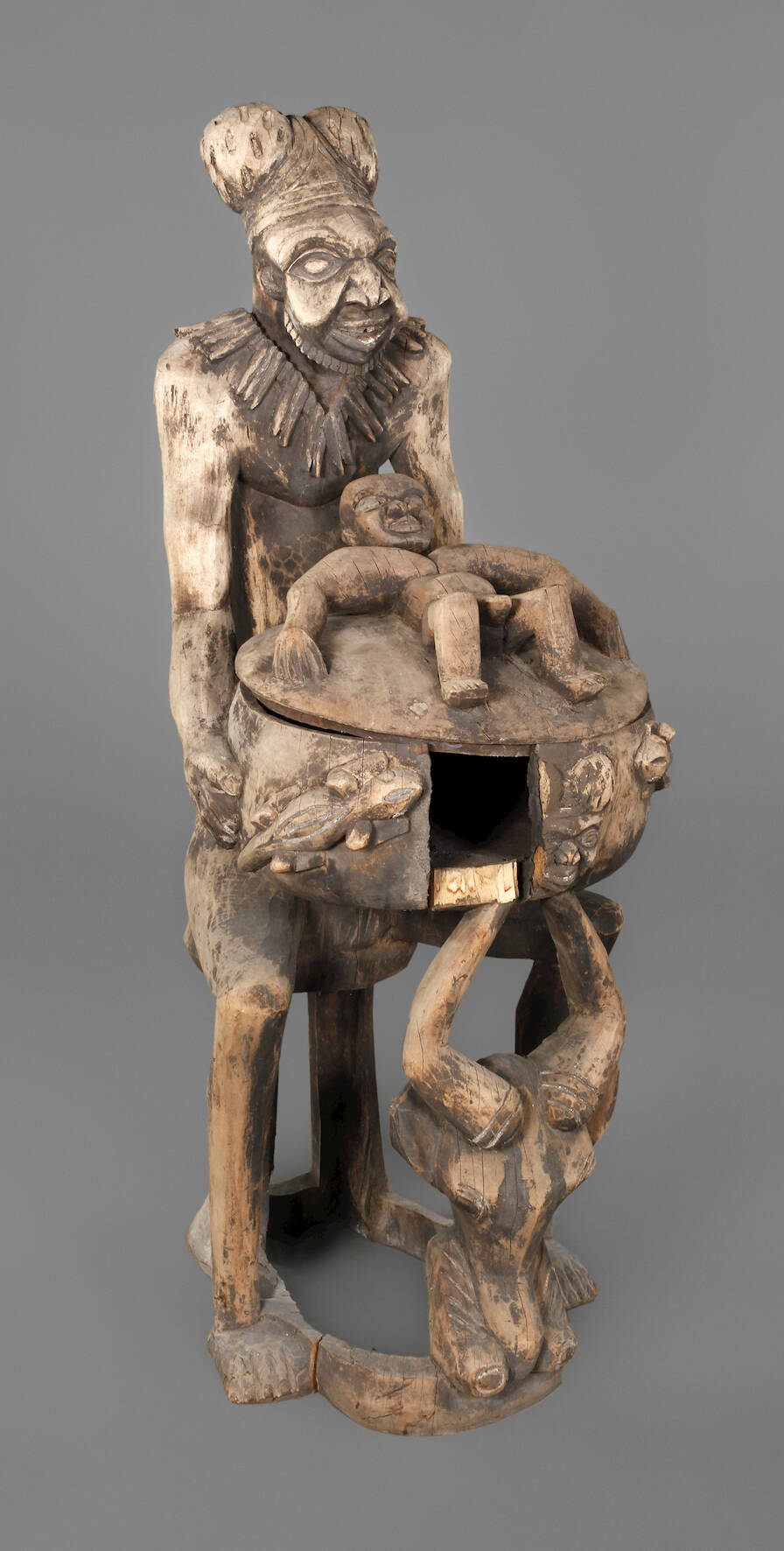 Große figürliche Schnitzerei