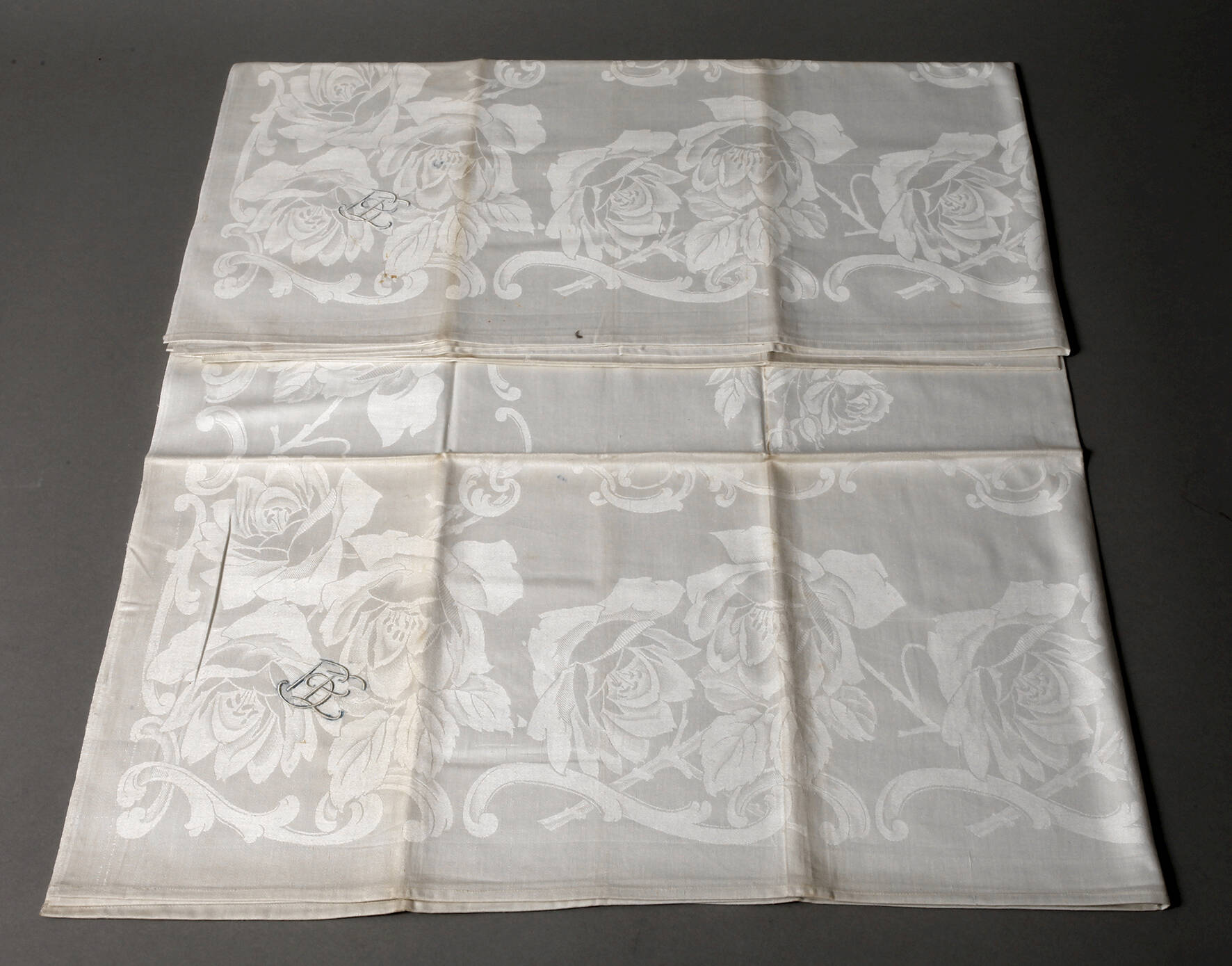 Paar Tafeltücher mit Rosendekor