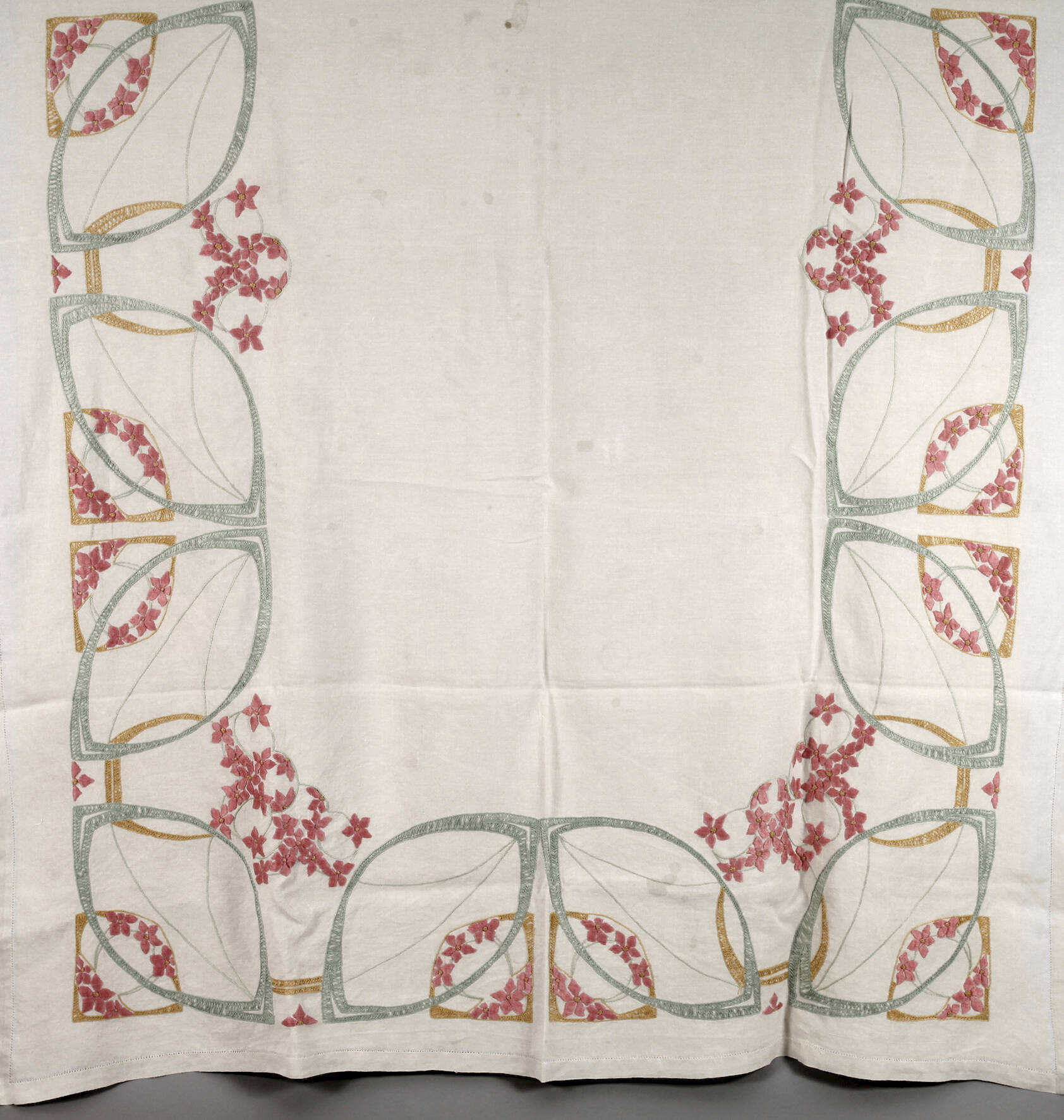 Gesticktes Tafeltuch Jugendstil