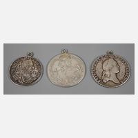 Drei gehenkelte historische Münzen111