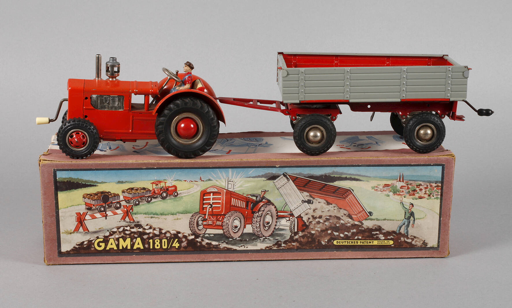 Gama Traktor mit Anhänger